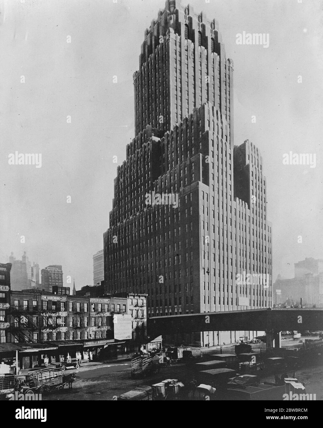 Pieno di numeri giusti e errati l'ultimo grattacielo di New York nel mezzo di una baraccopoli . E' la nuova sede della centrale telefonica 15 marzo 1926 Foto Stock