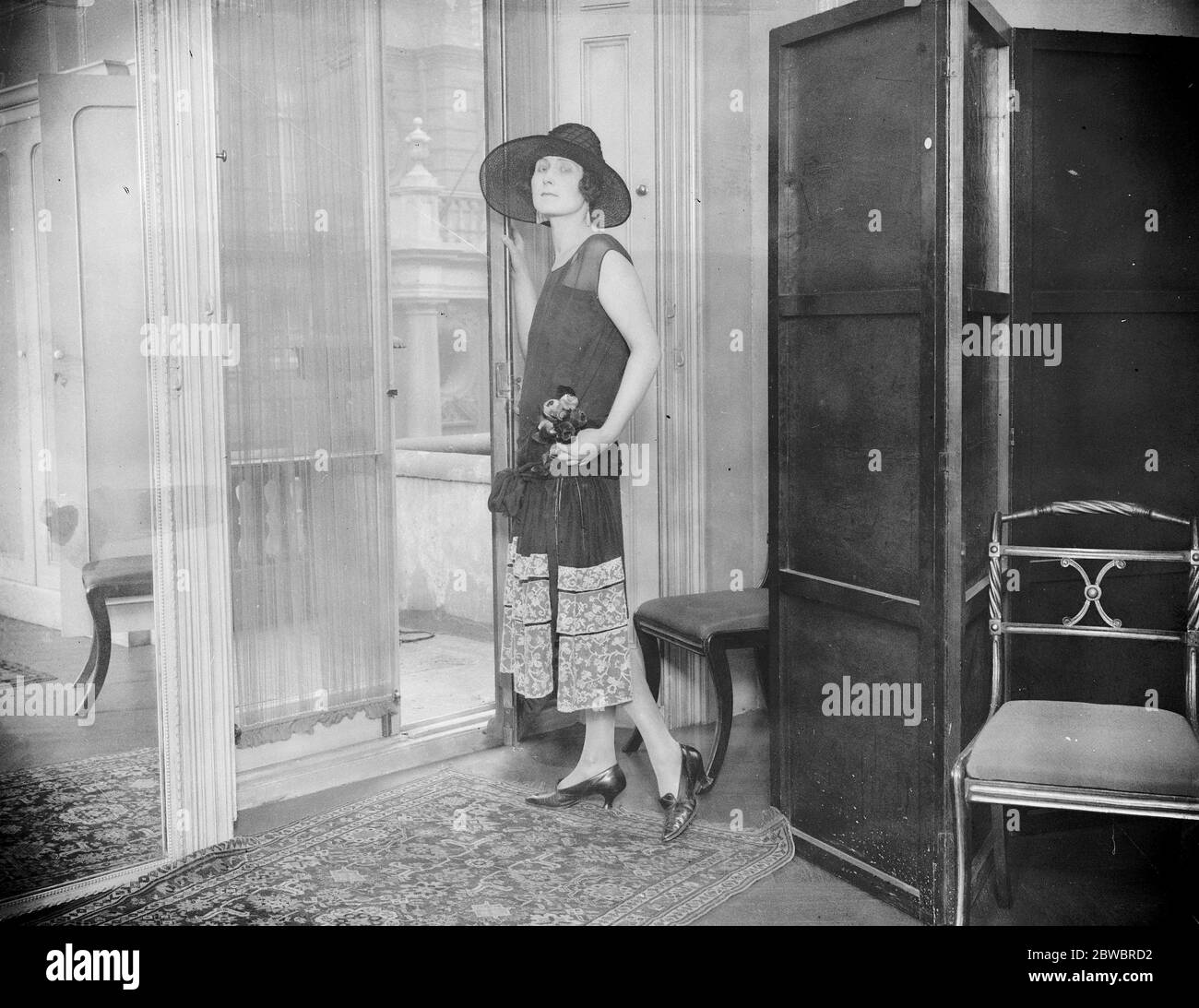 Sfilata speciale delle ultime mode a Jacques Monet in Brook Street . Il Hon Gladys Jessel in una falcata Ascot in chiffon nero e pannelli in merletto ecru . 4 maggio 1925 Foto Stock