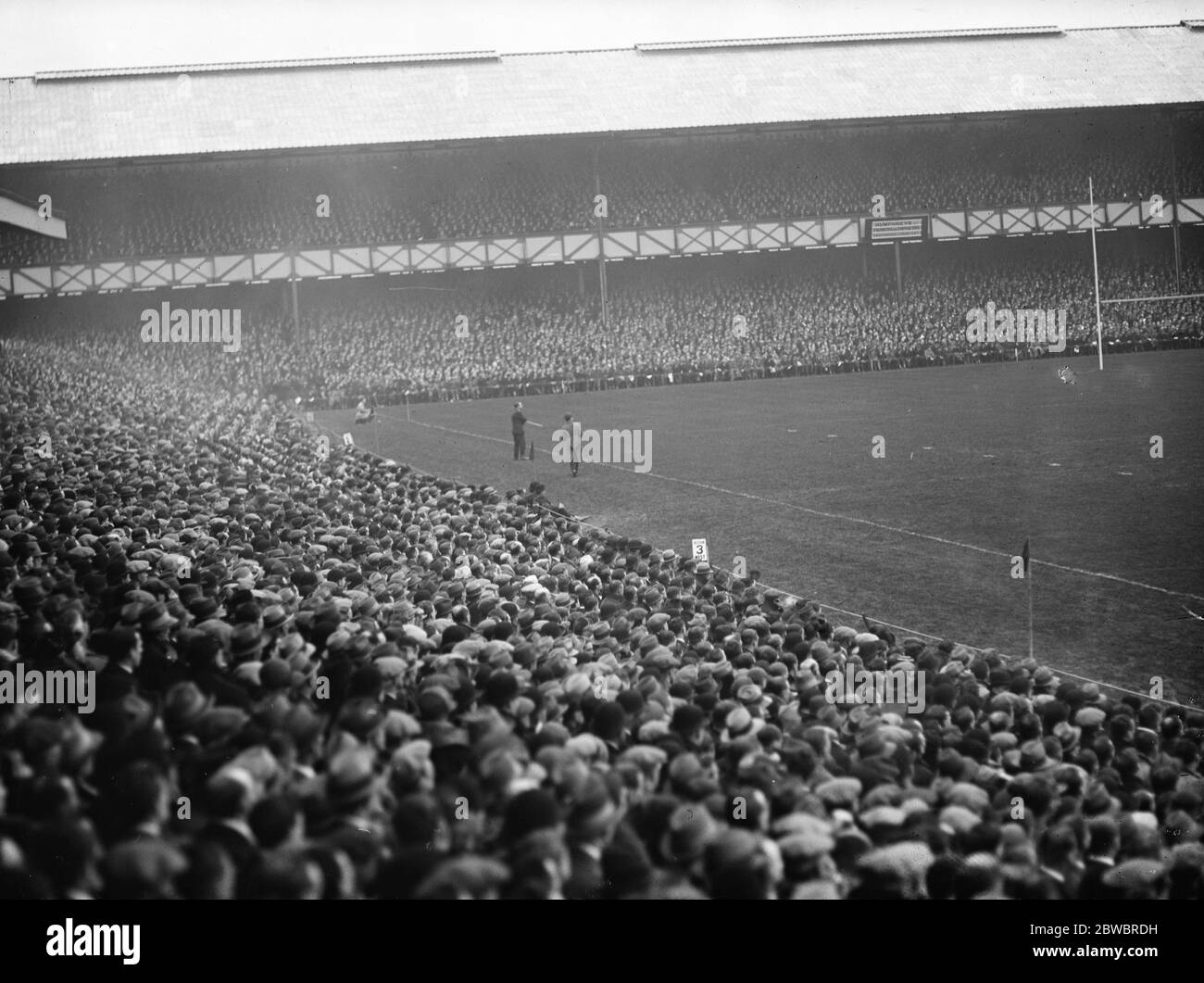 La Nuova Zelanda sconfigge l'Inghilterra in una partita di rugby a Twickenham. Una vista generale che mostra il gioco in corso . 3 gennaio 1925 Foto Stock