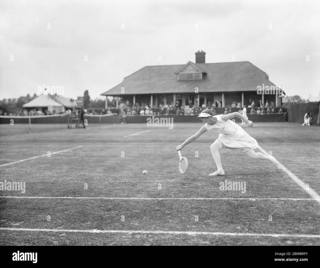 Campionati di tennis sul prato Middlesex a Chiswick . La sig.na Eileen Bennett in gioco . 27 maggio 1926 Foto Stock