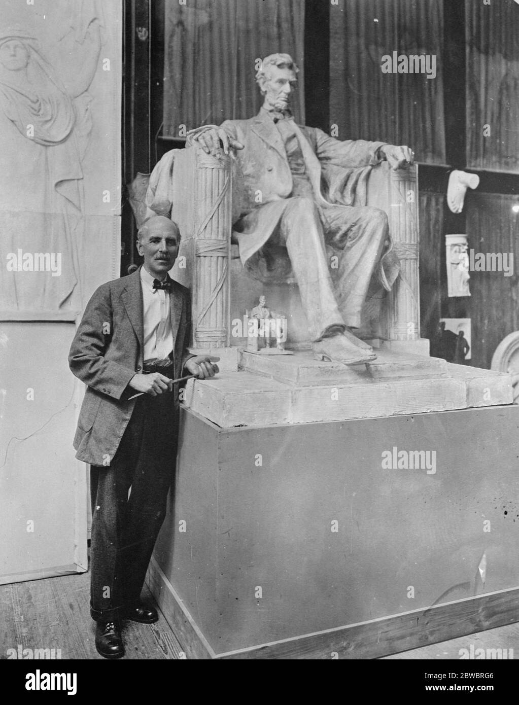 Scultore e la sua statua più famosa il signor Daniel Chester French , il principale scultore d' America , con un modello della sua statua più famosa , il memoriale di Lincoln a Washington , D-C. I modelli sono esposti alla Stockbridge Art Exhibition, inaugurata sabato 29 agosto 1925 Foto Stock