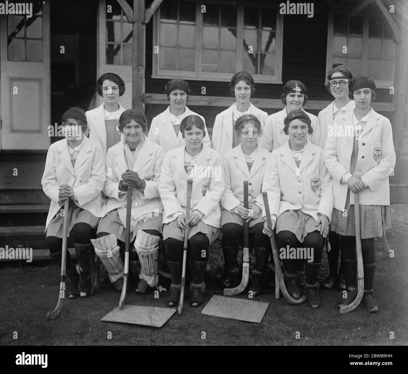 La squadra di hockey delle Signore americane apre il loro tour all'Abbazia di Merton . La squadra delle Signore americane . 26 gennaio 1924 Foto Stock