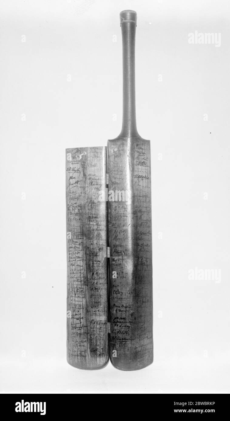 Famoso test match bat che si apre come un libro . Probabilmente non c'è un bat di cricket che è stato autografato da tanti cricket internazionali inglesi , australiani e sudafricani come quello di proprietà del Capitano e W Ballantine . Porta praticamente tutte le firme dei giocatori internazionali delle tre contee . 14 gennaio 1926 Foto Stock