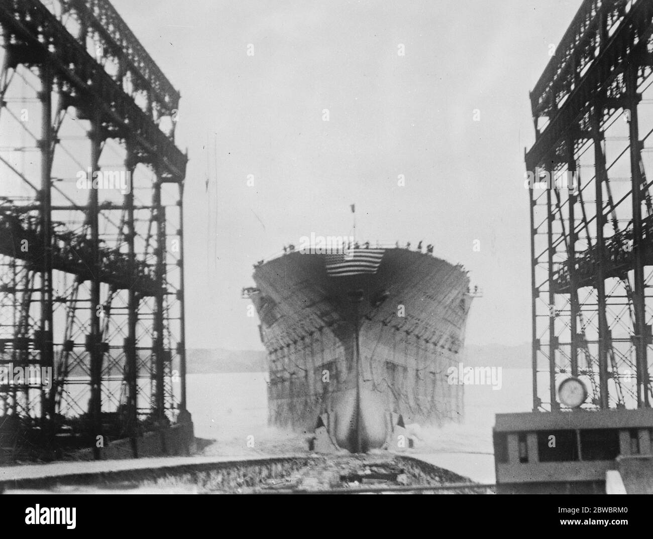 Lancio del nuovo portaerei della Marina statunitense . La USS Lexington , la nave aerea più recente della Marina statunitense , prendendo il suo primo bagno . Fu lanciata nel cantiere Fore River a Quiney , Messa . 14 ottobre 1925 Foto Stock