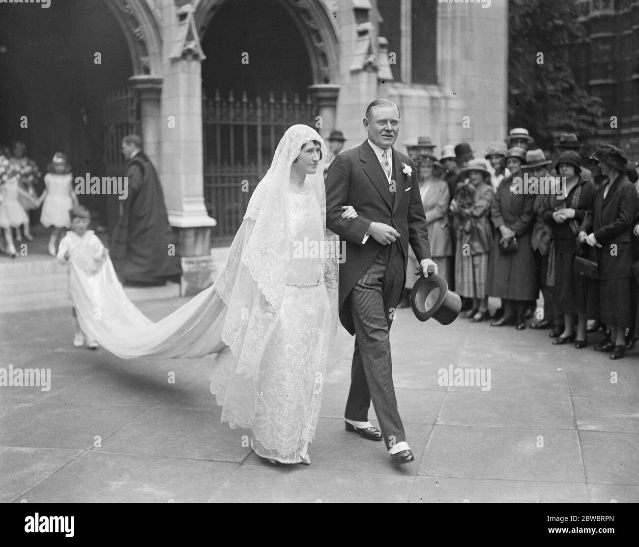 Il matrimonio del Capitano Hon Reginald Coke , DSO , figlio del conte di Leicester e della contessa Dowager di Leicester , con Katherine , figlia minore del Hon Edward e della signora Maud ryder . Sposa e Sposo che lasciano la Chiesa . 17 luglio 1924 Foto Stock