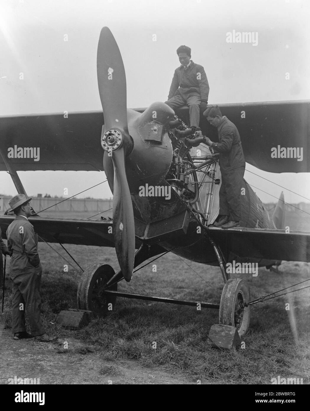 Gli aviatori giapponesi ritornano a Tokyo da Londra . Il signor Kawachi revisione del suo motore . 19 ottobre 1925 Foto Stock