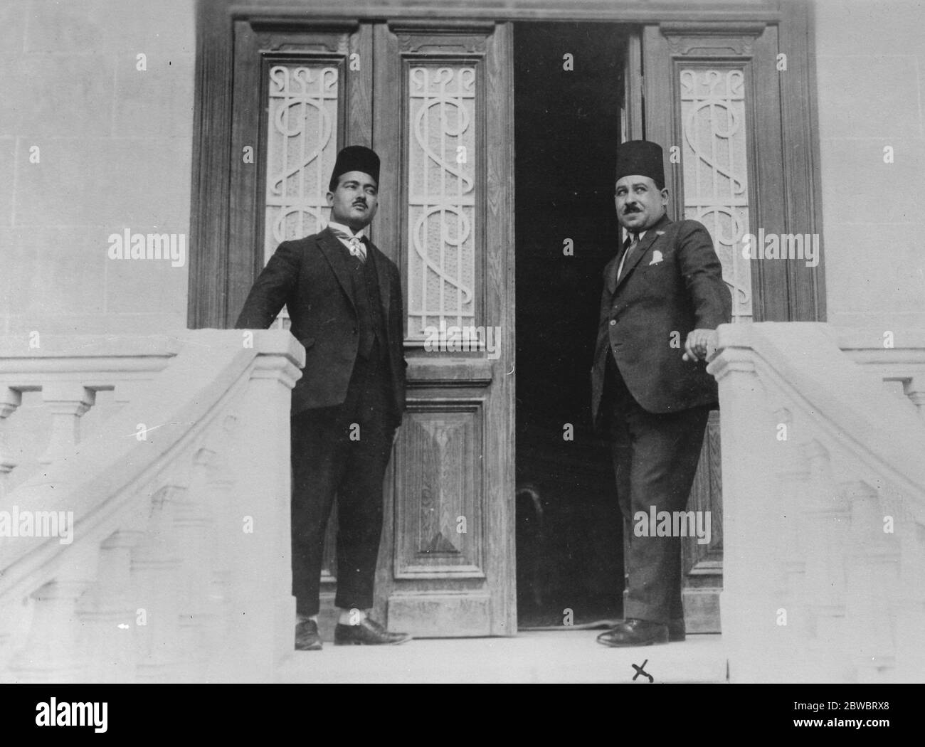Nota britannica di Vigirous all'Egitto , sentenza del processo di assassinio del Cairo non accettata . Il dottor Admed Maber Bey (X) , accusato, davanti alla sua casa dopo essere stato assolto. Era già Ministro dell' Educazione presso il Ministero di Zaghlul Pasha . 3 giugno 1926 Foto Stock