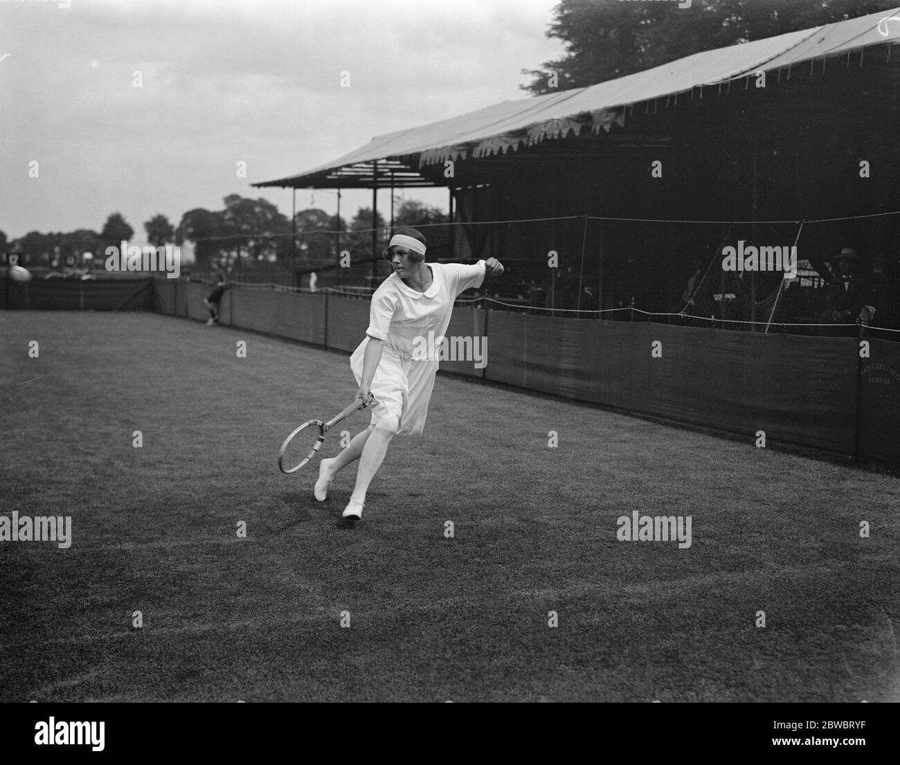 Campionati di tennis su prato Surrey a Surbiton . Miss Fry in gioco . 21 maggio 1925 Foto Stock