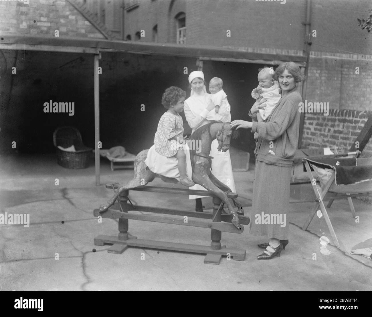 Giovanna d'Arco tra i bambini . La sig.ra Sybil Thorndike ha trascorso un'ora felice in un ostello per madri e bambini a Chelsea . 3 luglio 1924 Foto Stock