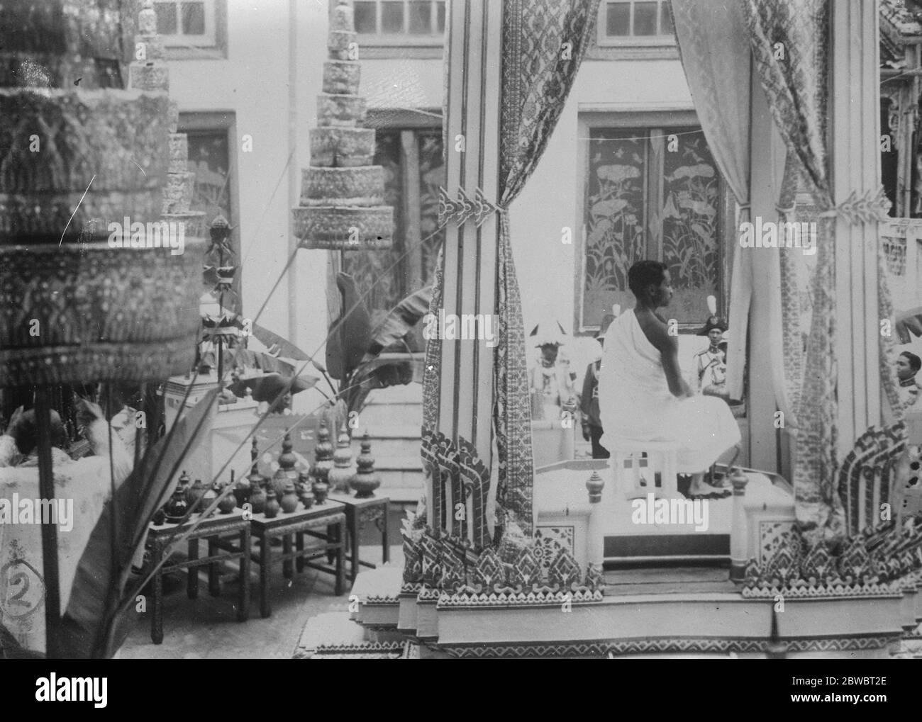 Incoronazione del Re del Siam a Bangkok . Il bagno cerimoniale di purificazione che si è svolto in un padiglione appositamente eretto. 29 marzo 1926 Foto Stock