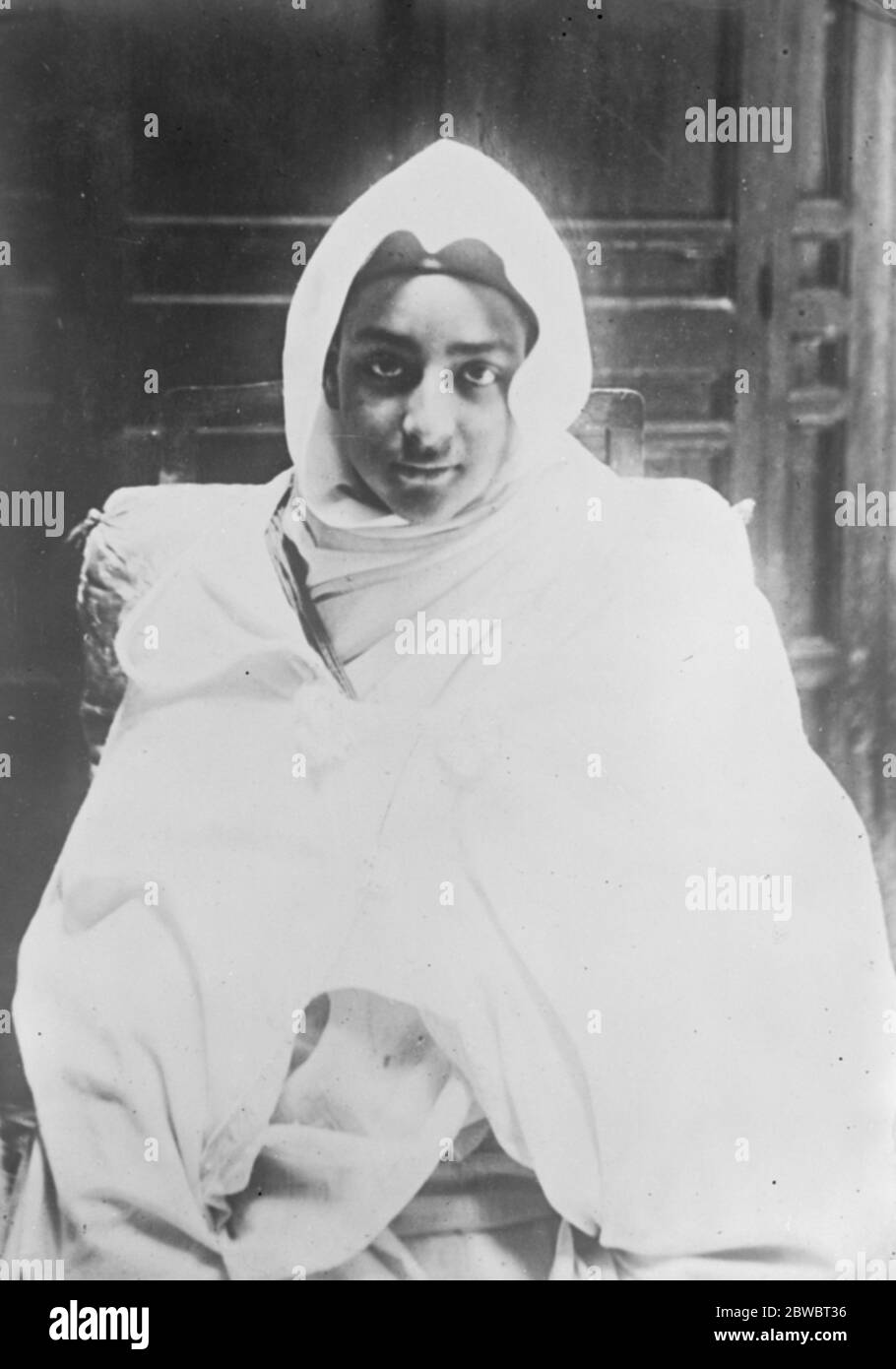 Prima fotografia del Kaliph, 15 anni, sua altezza Imperiale, Muley el Hassan , proclamato Kaliph del Marocco a Tetuan con grande solennità il 13 novembre 1925 Foto Stock