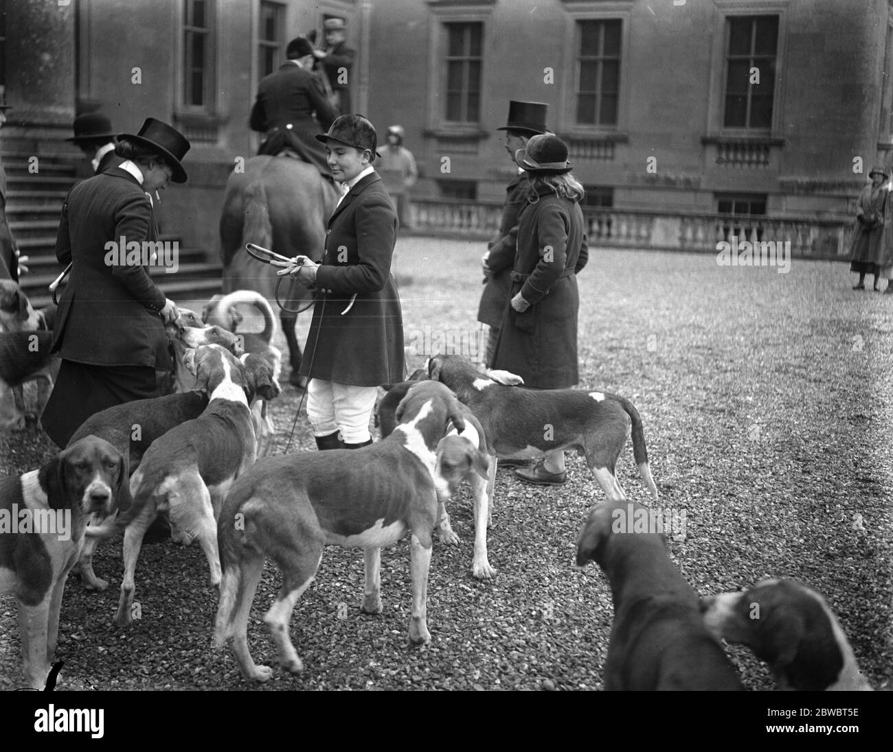 Venuta di età dell'erede di Lord Ailesbury : presentazione al prato incontro di Tedworth Hounds a Savernake . La signora Keith Simmons con i suoi abbuoni . 24 marzo 1925 Foto Stock