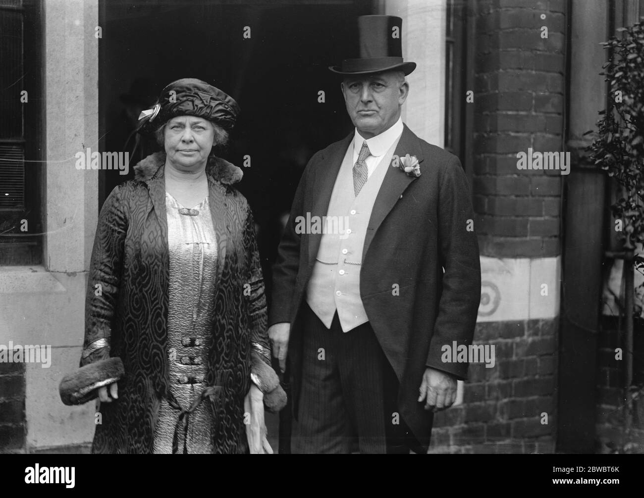 Ex M P sposi a 58. Sir Thomas Robert Bathell, ex M P, per la Malden Division of Essex, era sposato con la Miss e L Tabor presso il Kensington Register Office. Sposa e sposo . 5 novembre 1925 . Foto Stock