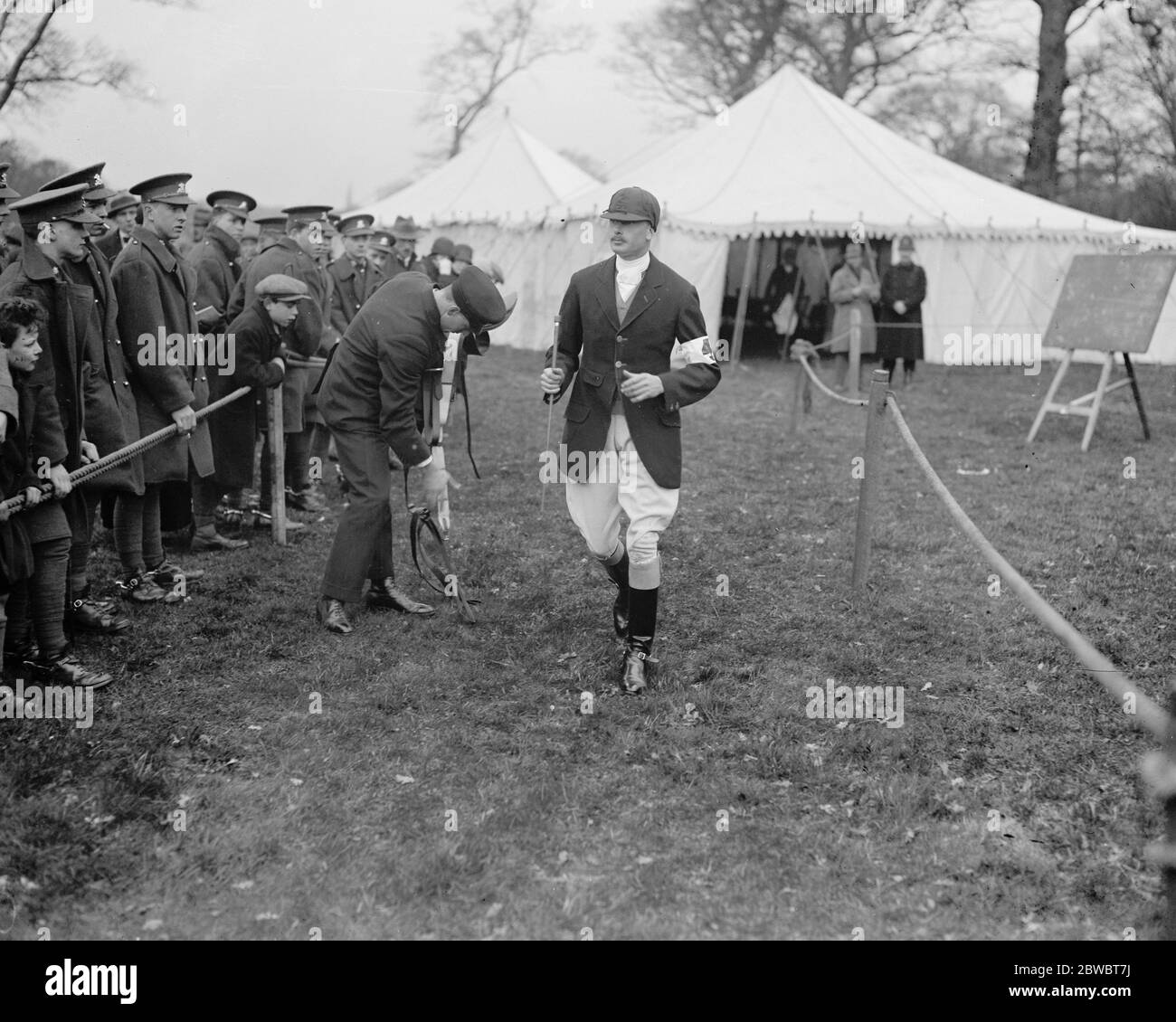 Il principe Henry vince la sua corsa nella prima cavalry Brigade punto a punto ad Ashridge Farm , Wokingham . HRH dopo la gara . 12 marzo 1926 Foto Stock