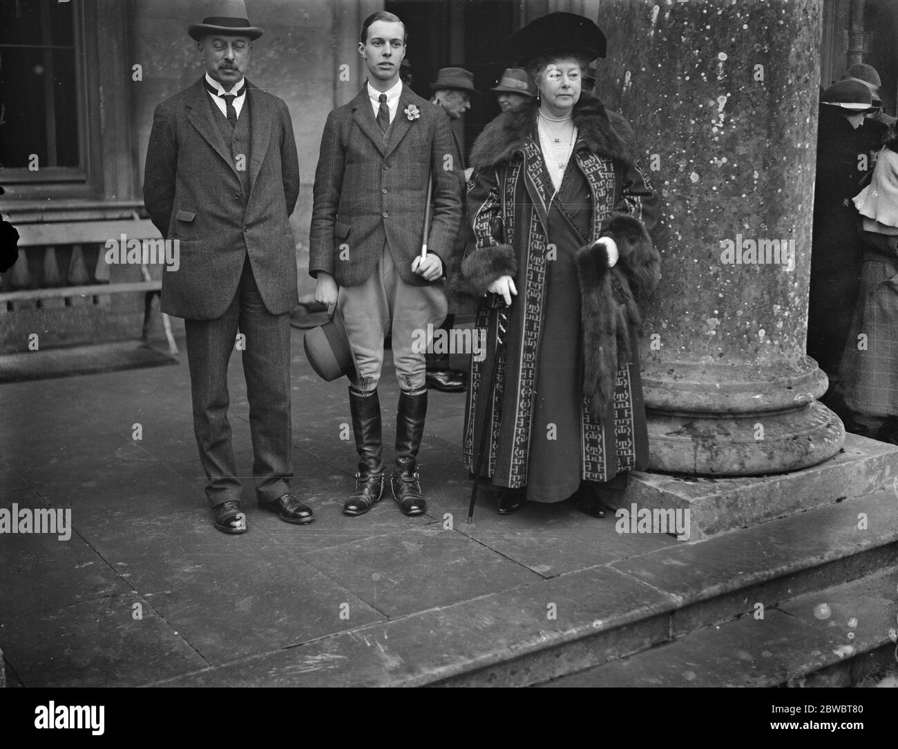 Venuta di età dell'erede di Lord Ailesbury : Presentazione al prato incontro di Tedworth Hounds , a Tottenham House , Savernake . Il conte di Cardigan con il marchese e la Marchesa di Ailesbury . 24 marzo 1925 Foto Stock