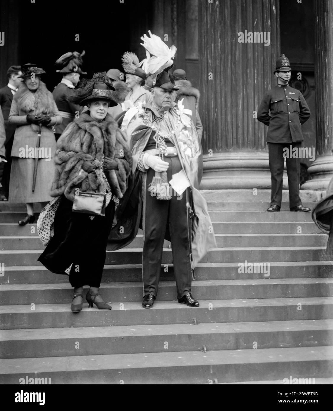 Servizio annuale dell'Ordine di San Michele e San Giorgio nella Cattedrale di San Paolo . Sir Hugh Clifford , Governatore della Nigeria , e Lady Clifford in partenza . 24 aprile 1924 Foto Stock