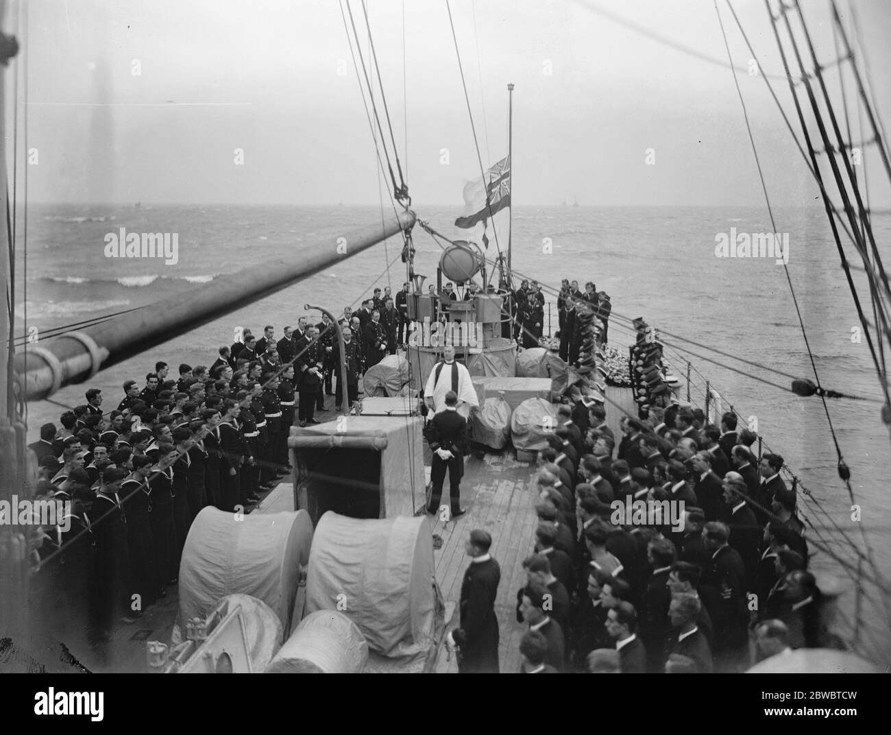Servizio di memoria fuori punto di partenza per HMS M1 Vista generale della cerimonia a bordo di HMS Maidstone . 19 novembre 1925 Foto Stock