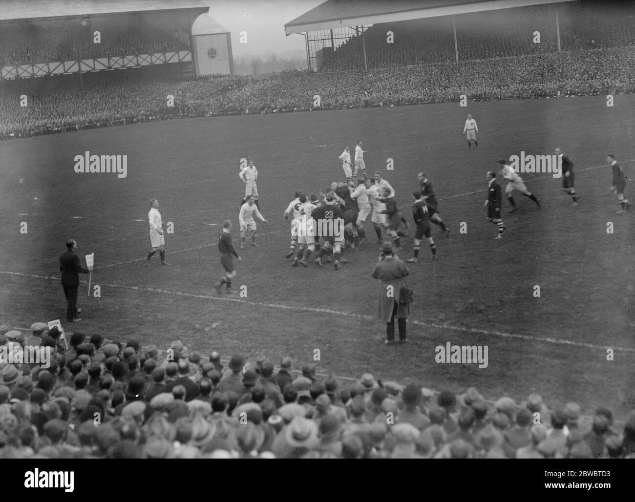Inghilterra contro New Zeland a Twickenham UNA lotta a centrocampo 3 gennaio 1925 Foto Stock