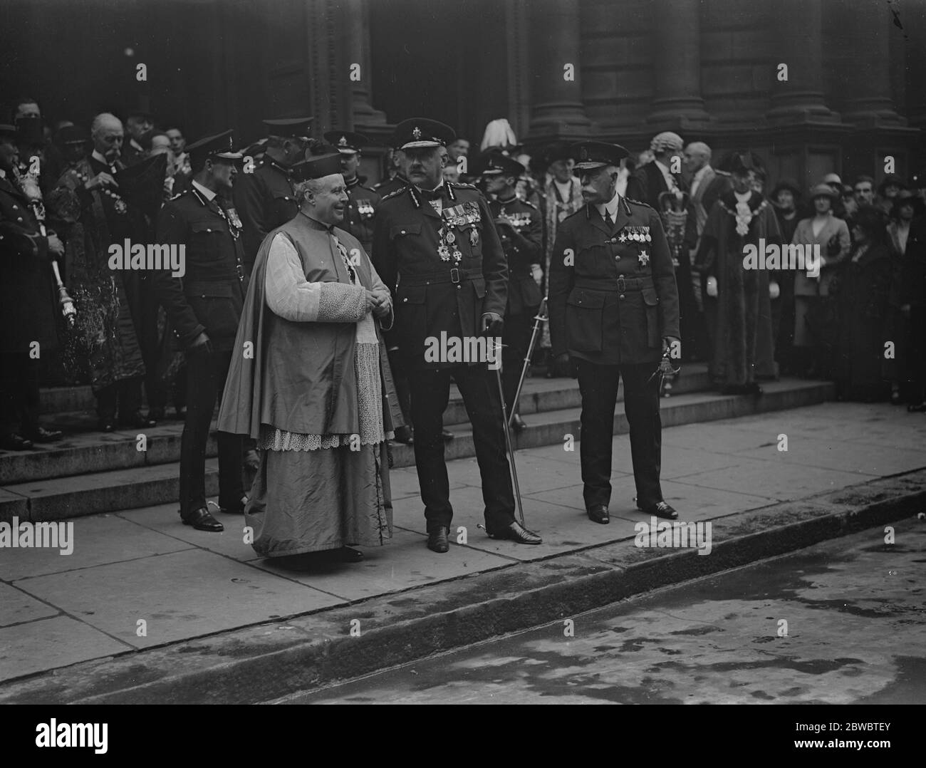 Requiem messa a Westminster una cattedrale per i poliziotti caduti in guerra . Il Rt Rev Monsignor Martin Howlett , Amministratore della Cattedrale , con il Generale Horwood e Sir J W Nott Bower . 10 luglio 1925 Foto Stock