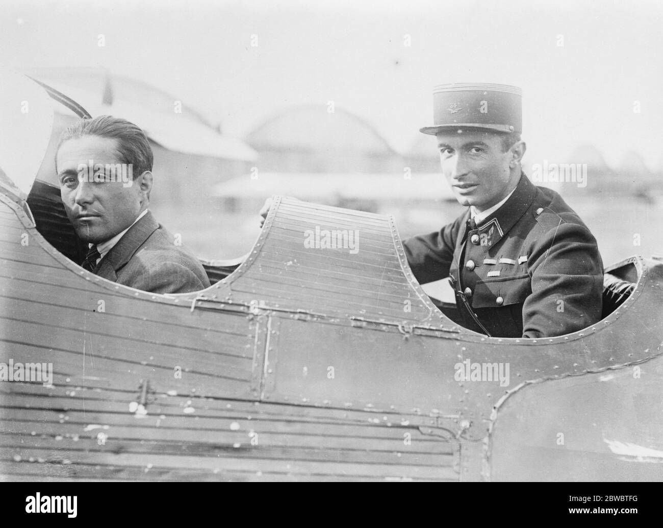 LT Costa e Lt Vitiolles lasciano le Bourget nel tentativo di battere il record per il volo più lungo senza atterraggio . LT Costa e Lt Vitiolles nelle loro macchine . 27 settembre 1926 Foto Stock
