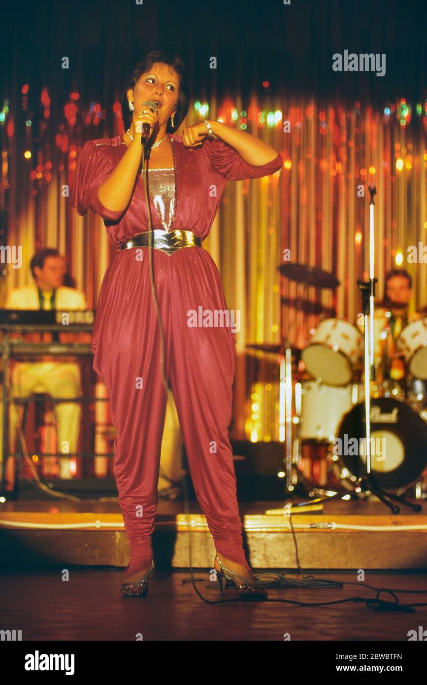 Cantante di cabaret che si esibisce presso un Pontins Holiday Camp, Inghilterra, Regno Unito. Circa anni 80 Foto Stock