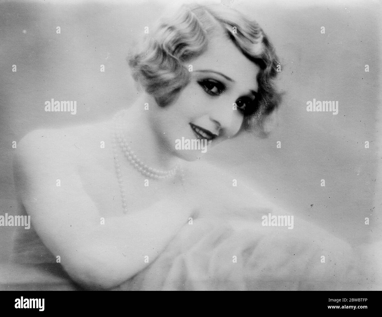 La ragazza più bella d'Inghilterra sul palco . Madge Bellamy , che è stata votata la ragazza più bella sul palco francese . 24 luglio 1926 Foto Stock