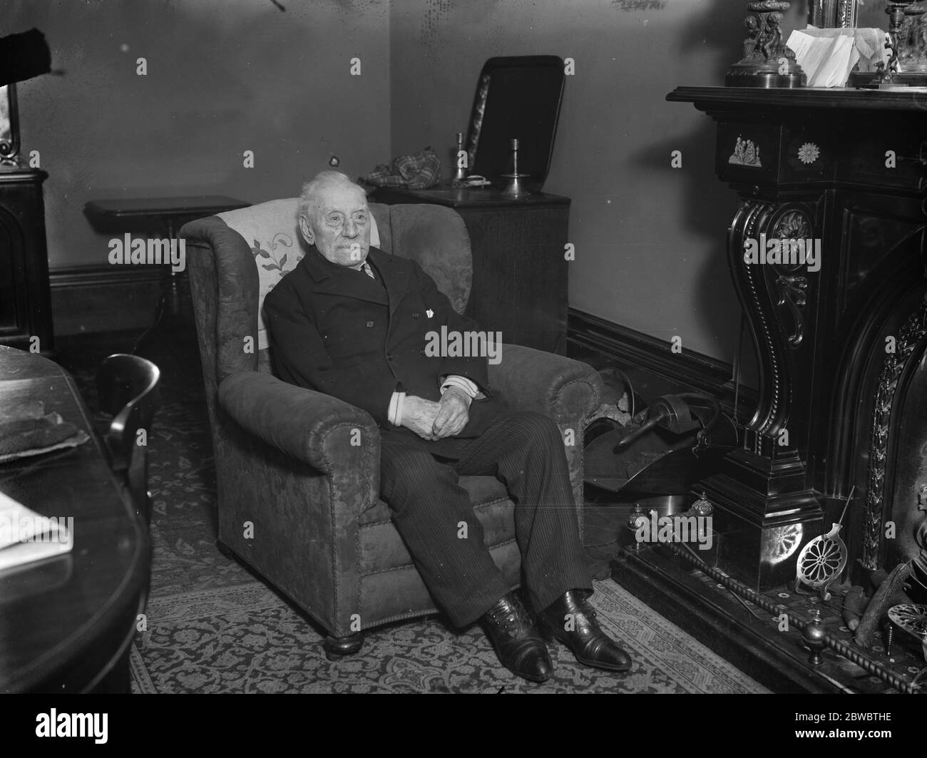 Pioniere australiano del cricket , Sir David Sarjeant come ultimo sopravvissuto del test 70 anni fa, quando gli australiani giocano a cricket all'Oval questa estate uno dei più interessati tra la folla di spettatori sarà un uomo allerta di 95 . Sir David M Sarjeant , M D , che ha vissuto e lavorato per mezzo secolo tra la gente di Camberwell . Sir David è l'unico sopravvissuto della band di coloni britannici che ha reso popolare il gioco del cricket in Australia oltre 70 anni fa . David Sarjeeant, M D in patria 22 marzo 1926 Foto Stock