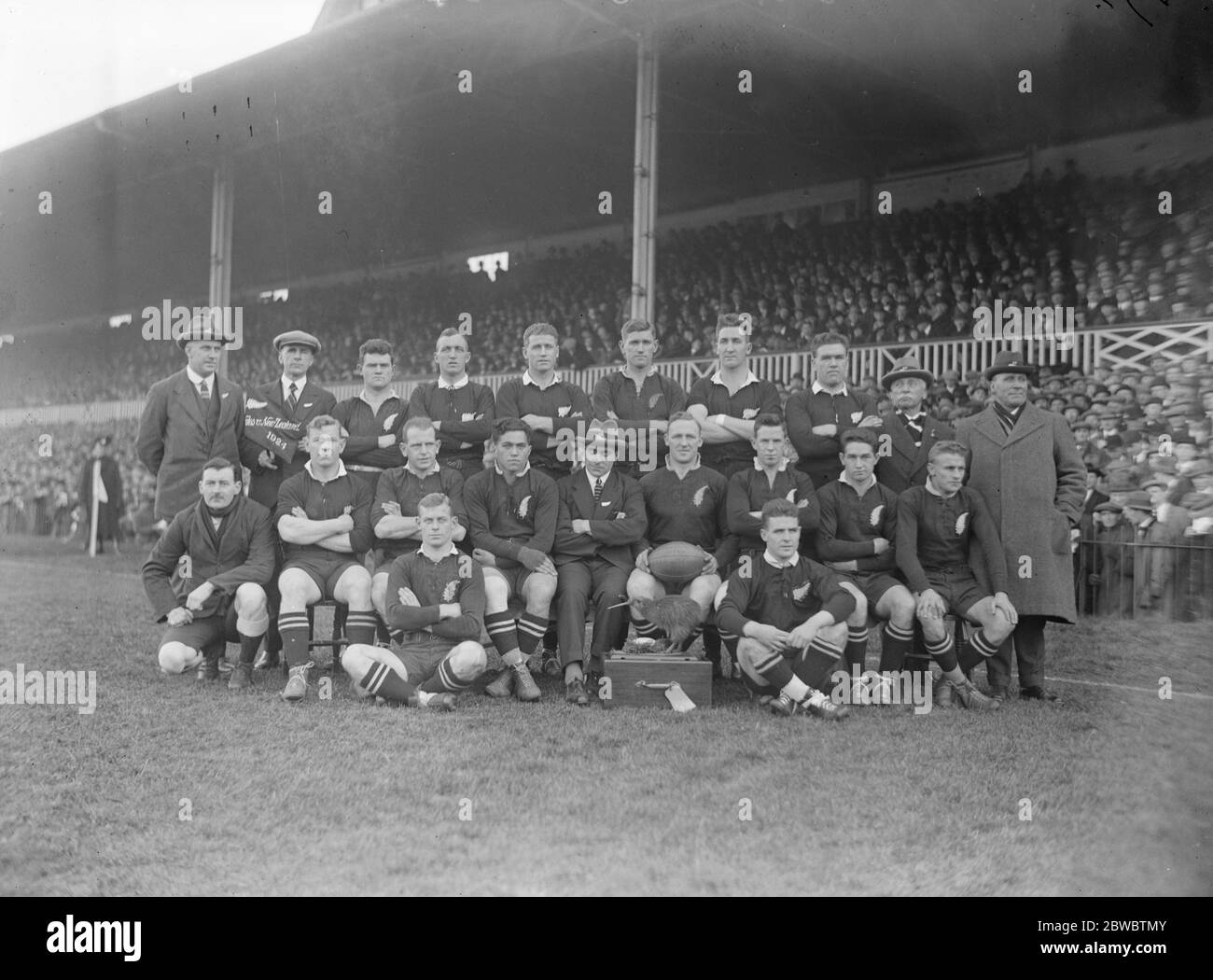 Nuova Zelanda contro Galles Rugby Union a Swansea . Il successo della squadra neozelandese alcuni dei giocatori in ordine sconosciuto George Nepia , John Steel , Bert Cooke , Mark Nicholls , Snowy Svenson , Neil McGregor , Jimmy Mill , James Parker , Quentin Donald , Bull Irvine , Maurice Brownlie , Read Masters , Jock Richardson (c) , Cyril Brownlie e Les Cuples 29 novembre 1924 Foto Stock