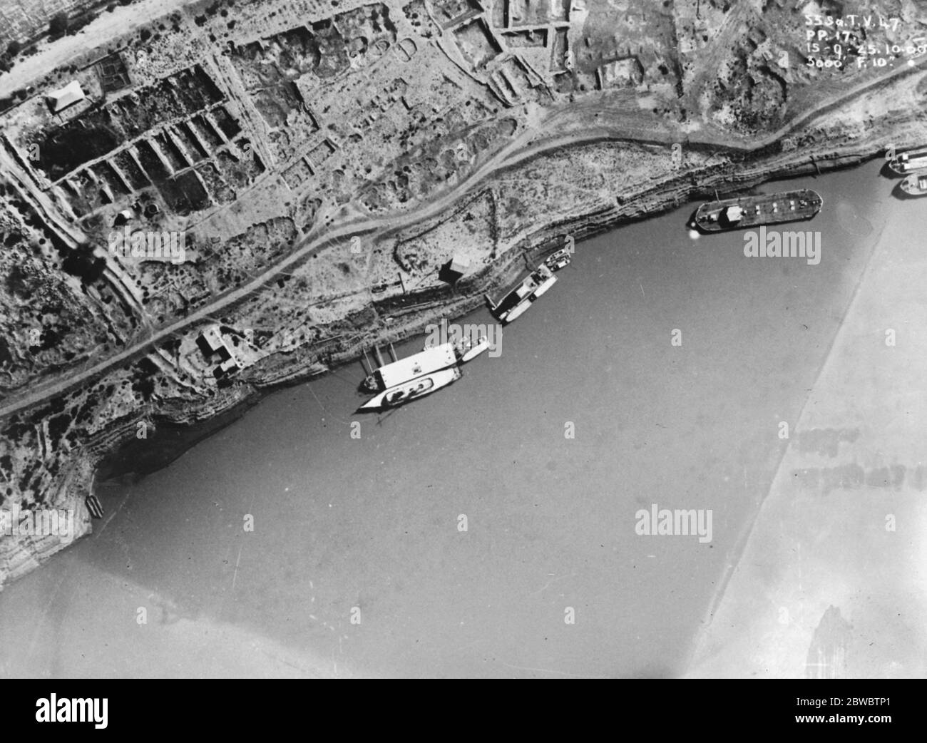 Baghdad ora un'isola . Hinaidi Wharf e mostrando il Bund che corre appena dietro. 12 aprile 1926 Foto Stock
