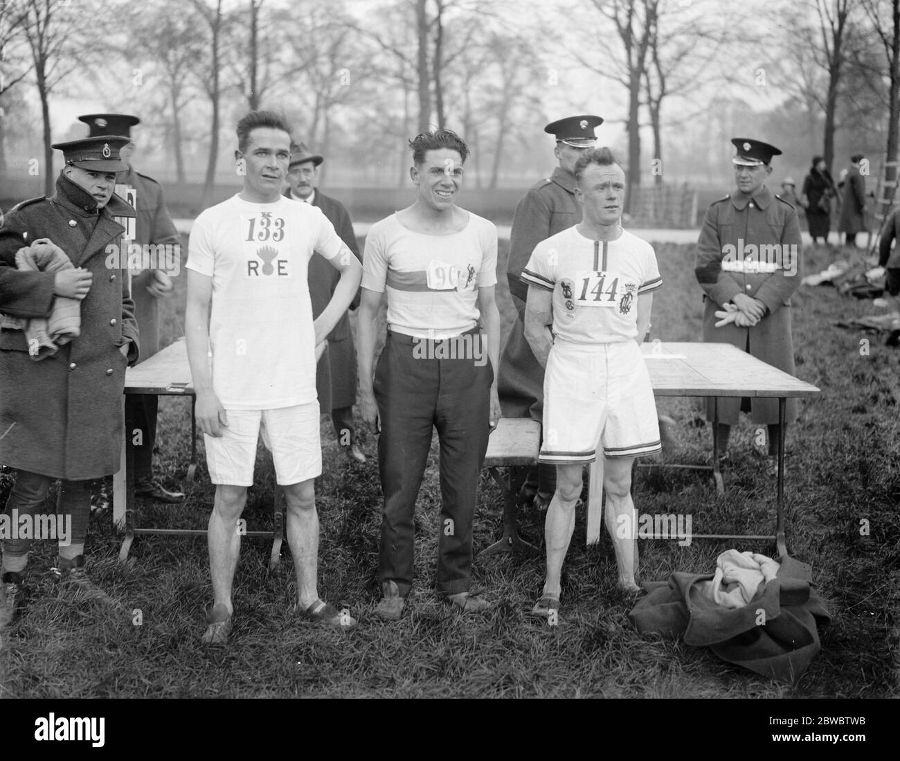 Il Cotterell corporale vince il campionato di fondo Army a Windsor per il quarto anno consecutivo . I primi tre uomini a casa . Da sinistra a destra: L C Webb, Corporal Cotterell e Private Kentzer. 23 marzo 1926 Foto Stock