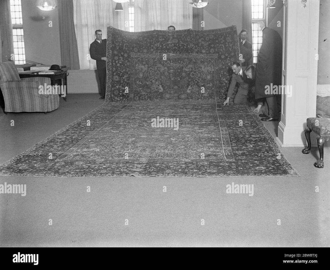 Il tappeto £ 100 , 000 UN tappeto di meraviglia che è stato appena portato a Londra dagli acquirenti , signori . Cardinale e Harford dello Stato austriaco . Il tappeto ha un valore di £ 100 , 000 e risale al 1550 23 aprile 1925 circa Foto Stock