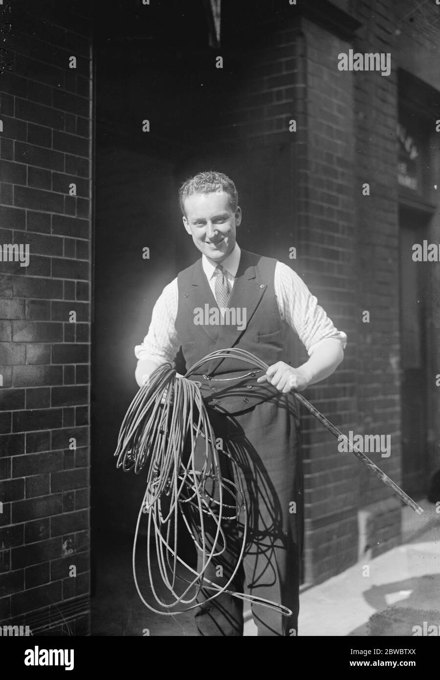 Un'impresa elettrica di Earl ' s London il giovane Earl of Bective sta guidando falegnami e intonaci nel loro lavoro di conversione di locali in Phoenix Yard a Oxford Circus per la Bective Electrical Co Ltd il conte di Bective al suo lavoro 6 maggio 1925 Foto Stock