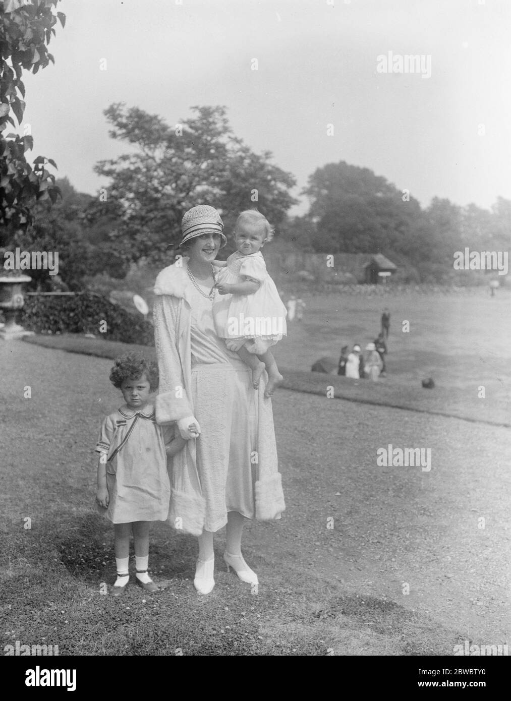 Salva la fiera per bambini a St Dunstan's , Regent Park . Lady Cynthia Mosley e i suoi due figli che erano tra gli ospiti . 9 luglio 1924 Foto Stock