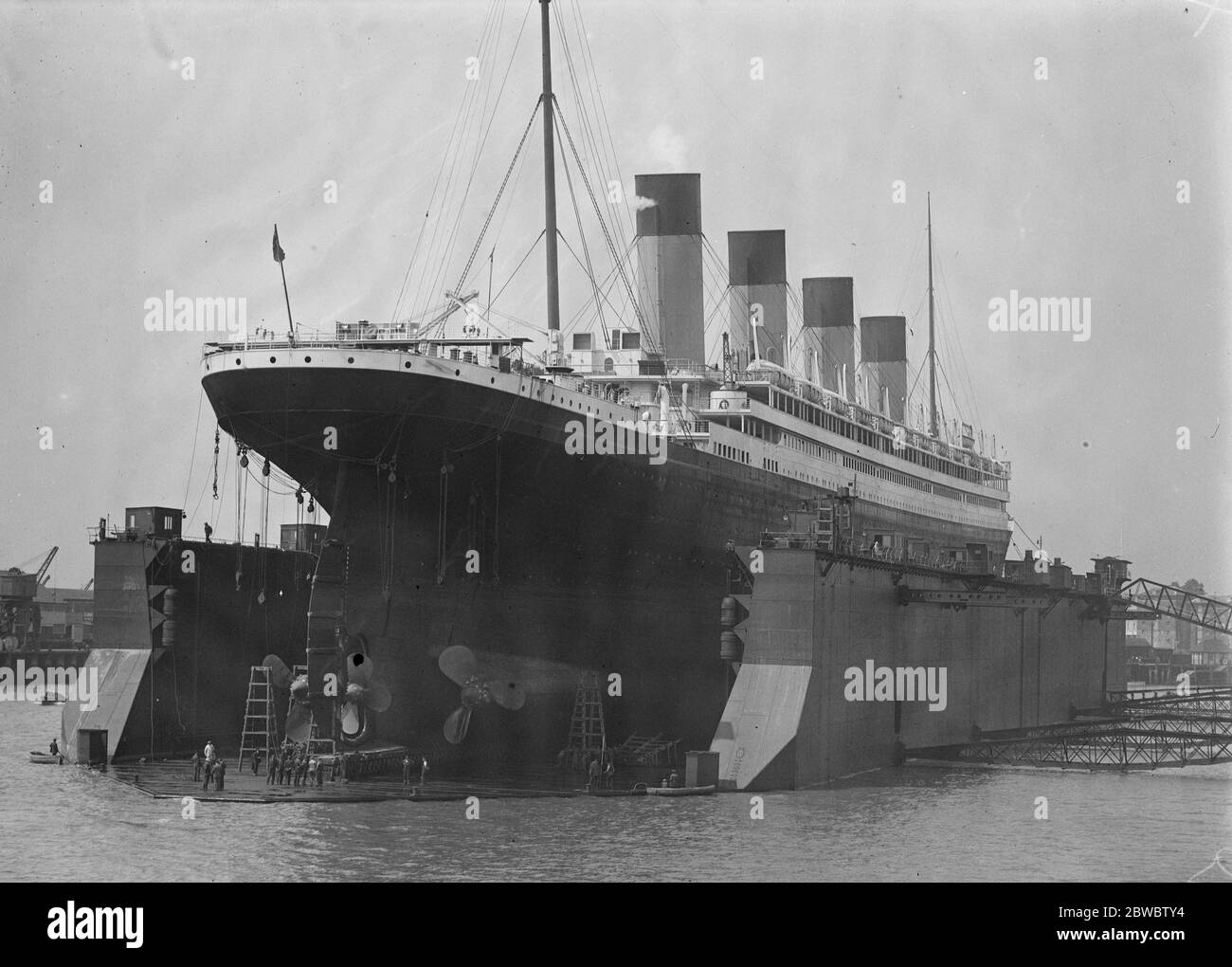 Olympic entra nell'enorme molo galleggiante di Southampton . I propellenti olimpici come si vedono nel molo . 12 luglio 1924 Foto Stock