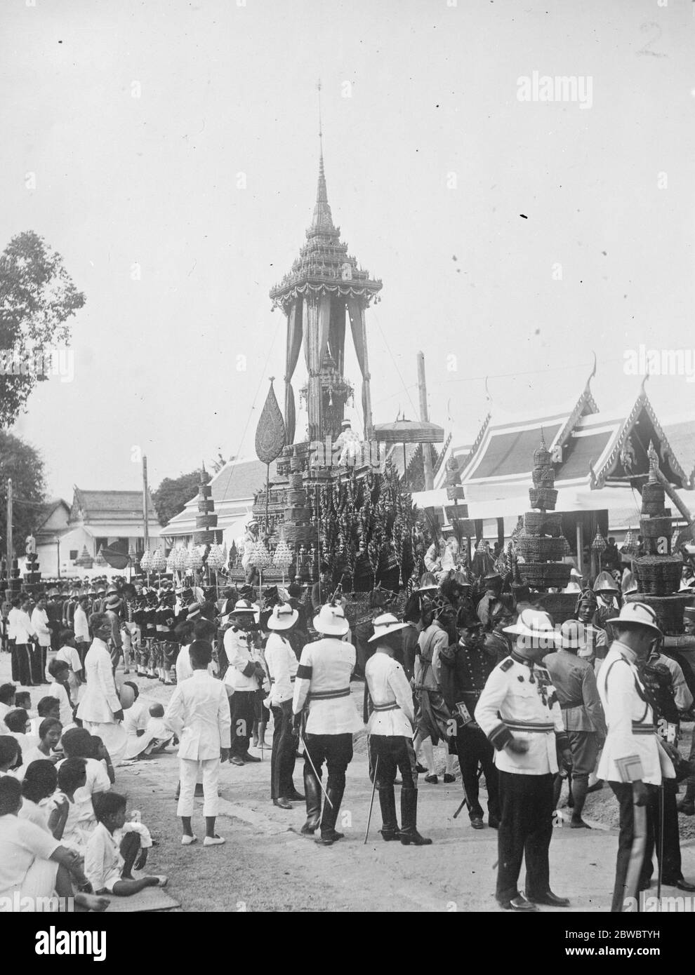 Cremazione del Re di Siam . L'urna d'oro in posizione sulla grande macchina funeraria di stato . 24 aprile 1926 Foto Stock