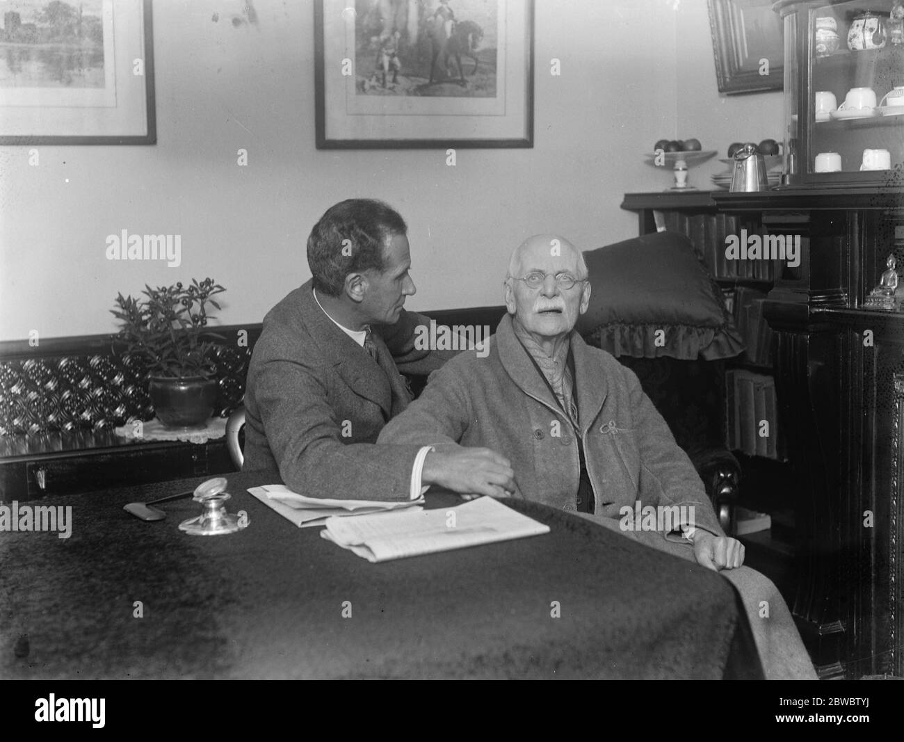 Sir Herbert Barker , il chirurgo manipolante (sinistra) e il Dr. Frederick Axham , che nel 1911 fu estirpato dal registro per aver agito come anestesista presso Sir Barker . 22 dicembre 1925 Foto Stock