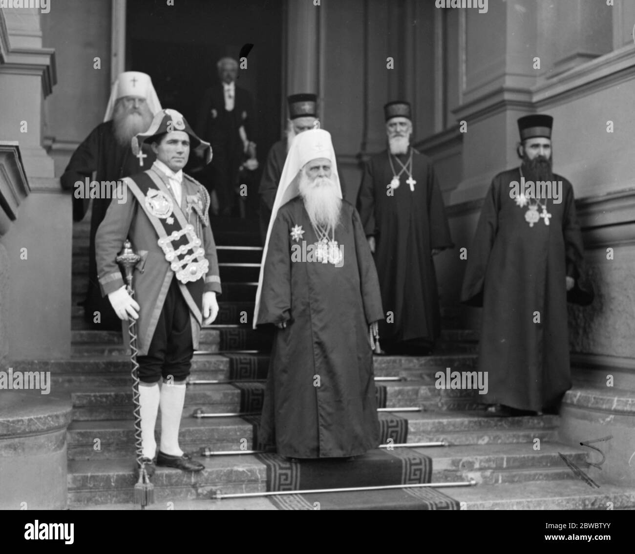 Il futuro re di Serbia battezzò . Il Patriarca Dimitriye , che officiava la cerimonia del battesimo . 24 ottobre 1923 Foto Stock