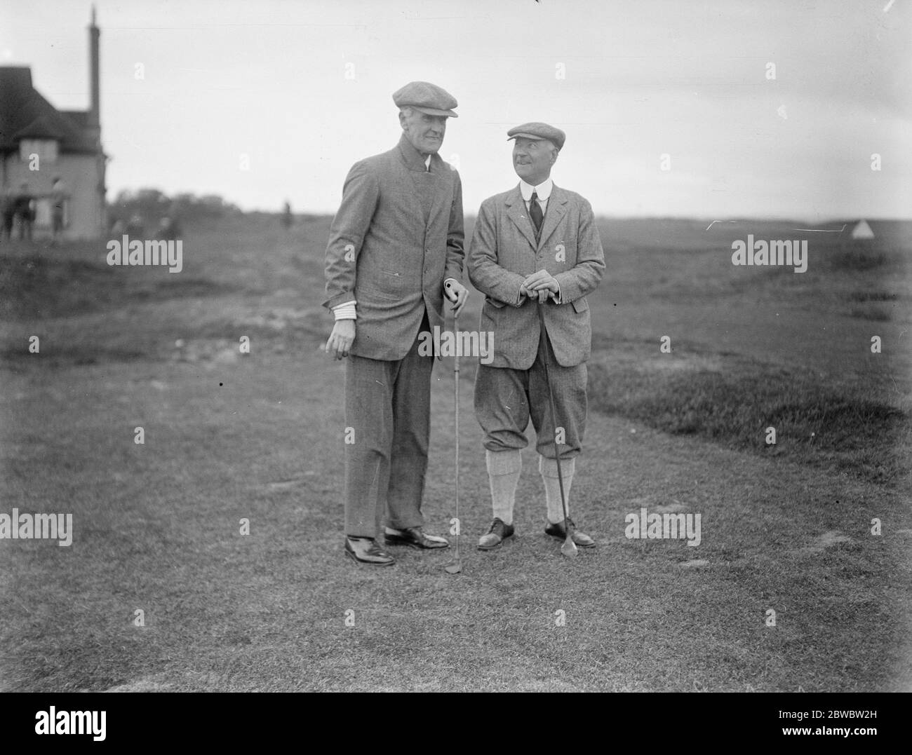 MP' s a Golf a Sandwich, Kent. Canon Carnegie (sinistra) e il suo avversario vincitore, il signor Gratton Royle, 2 giugno 1923 Foto Stock