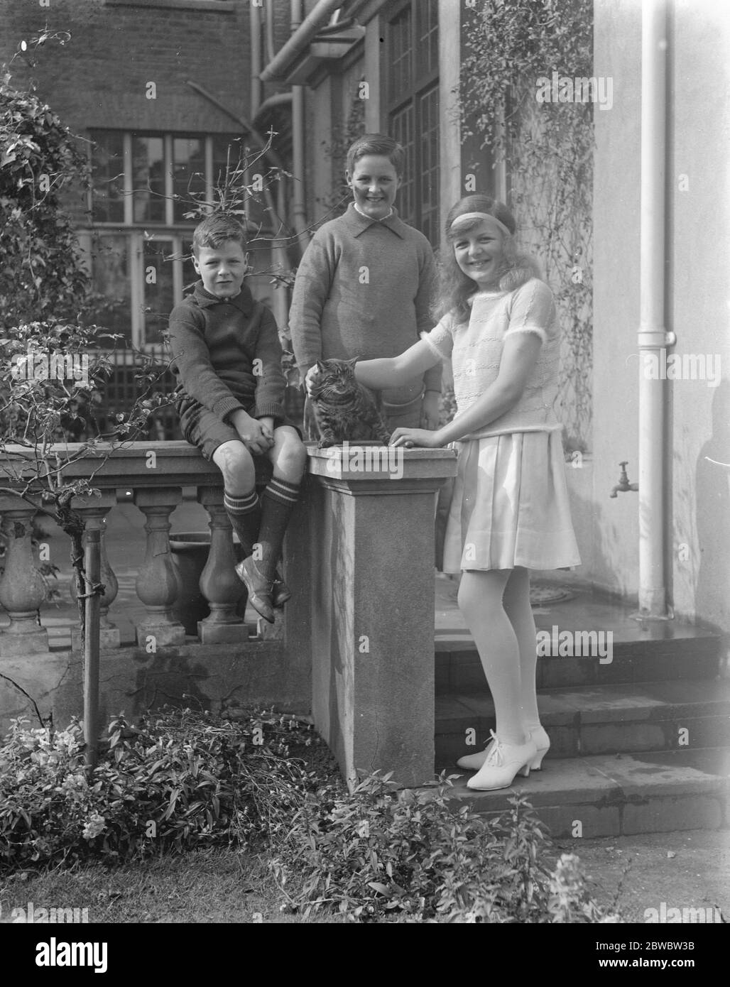 La signora Betty Nuthall , campione junior di tennis su prato , con due suoi fratelli . 29 settembre 1924 Foto Stock