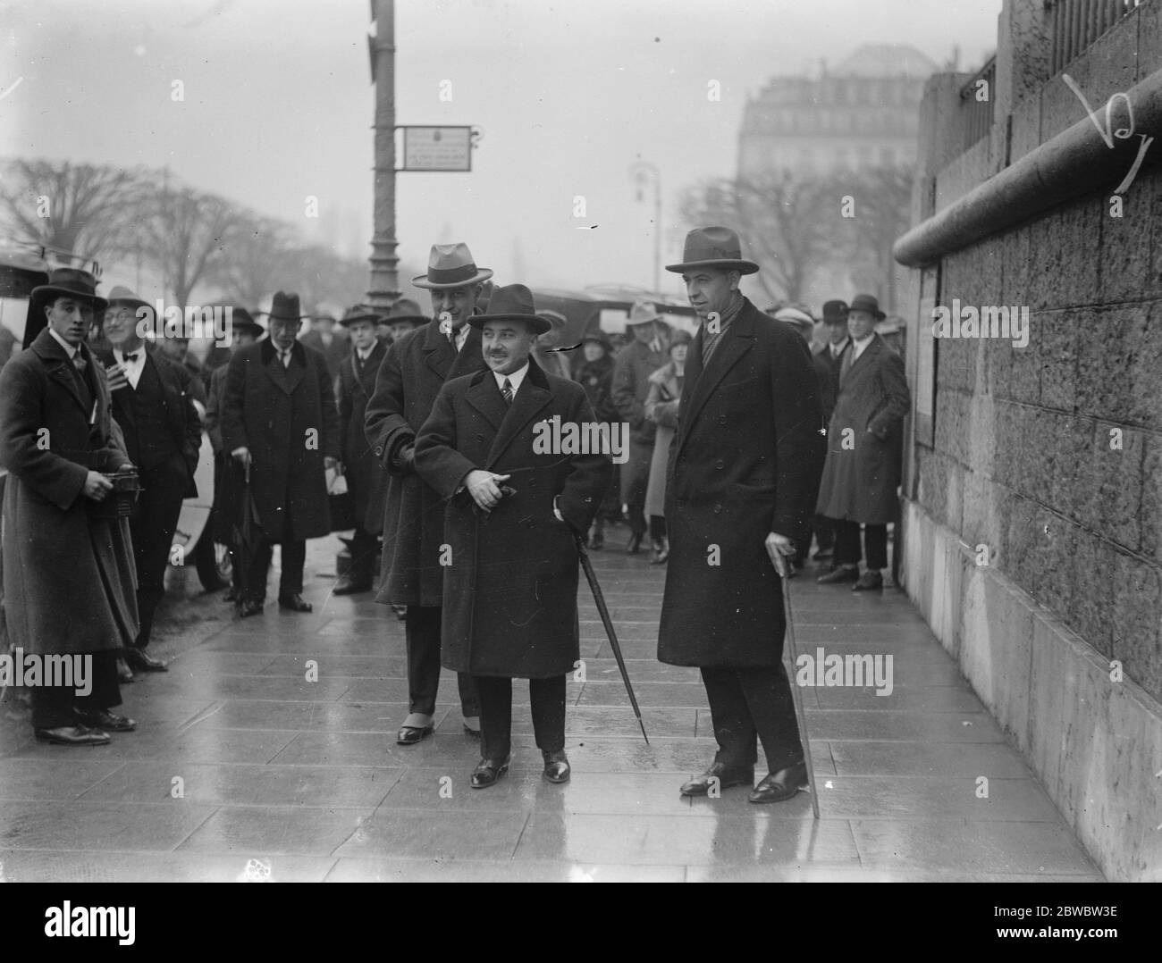 Le nazioni a Ginevra . M Nintchitch , i delegati jugoslavi , lasciano l' hotel Beau Rivage . 8 marzo 1926 Foto Stock