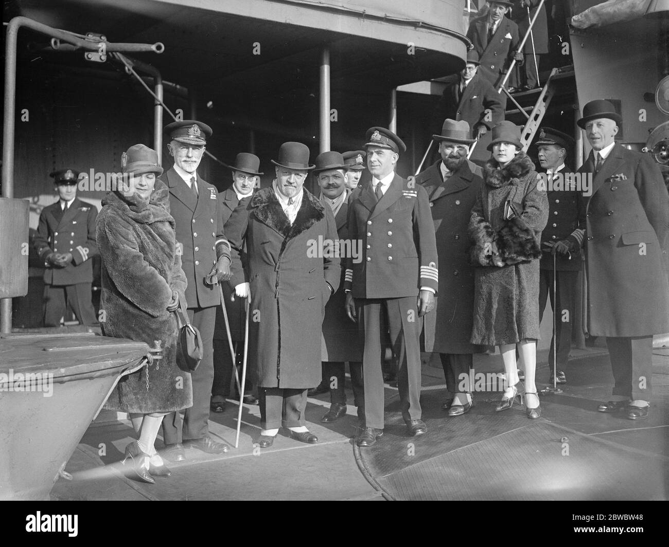 Il conte Volpi , ministro italiano delle finanze, visita Portsmouth . Un gruppo sulla HMS Repulse , che mostra il conte Volpi con la moglie e la figlia , Sir Sydney Fremantle (ammiraglio in capo ) , e Captain Hope , il comandante della nave da guerra . 20 gennaio 1926 Foto Stock