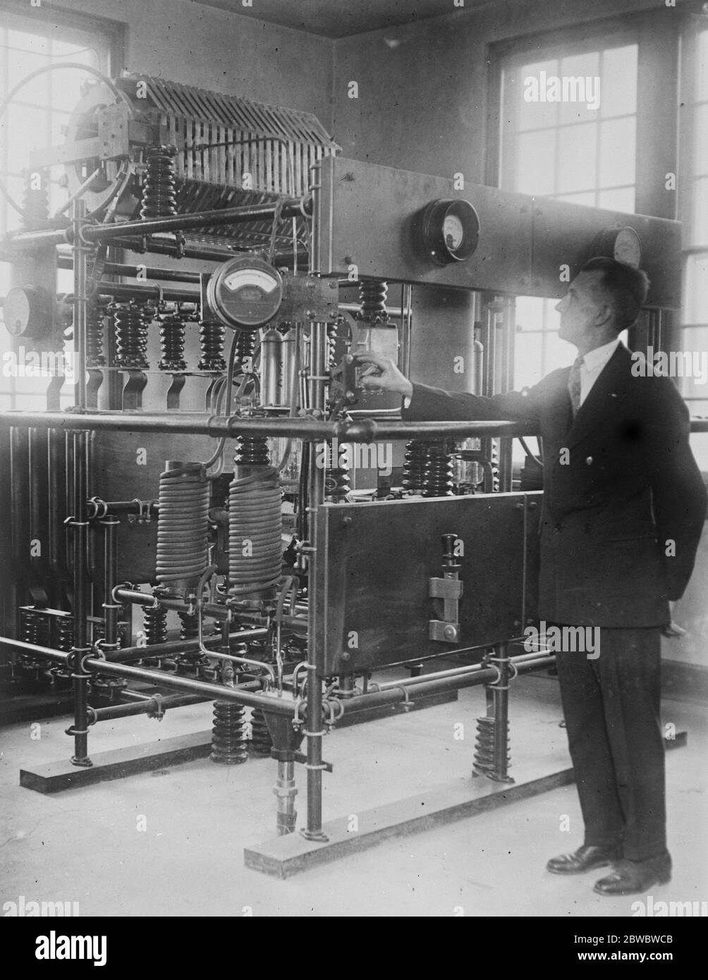 Uno sguardo alla nuova stazione di radiodiffusione americana di Bound Brook, New Jersey, il signor D N Stair , capo ingegnere della nuova stazione sperimentale di radio Corporation a N J, presso uno dei due trasmettitori da 40 kilowatt, il 9 gennaio 1926 Foto Stock