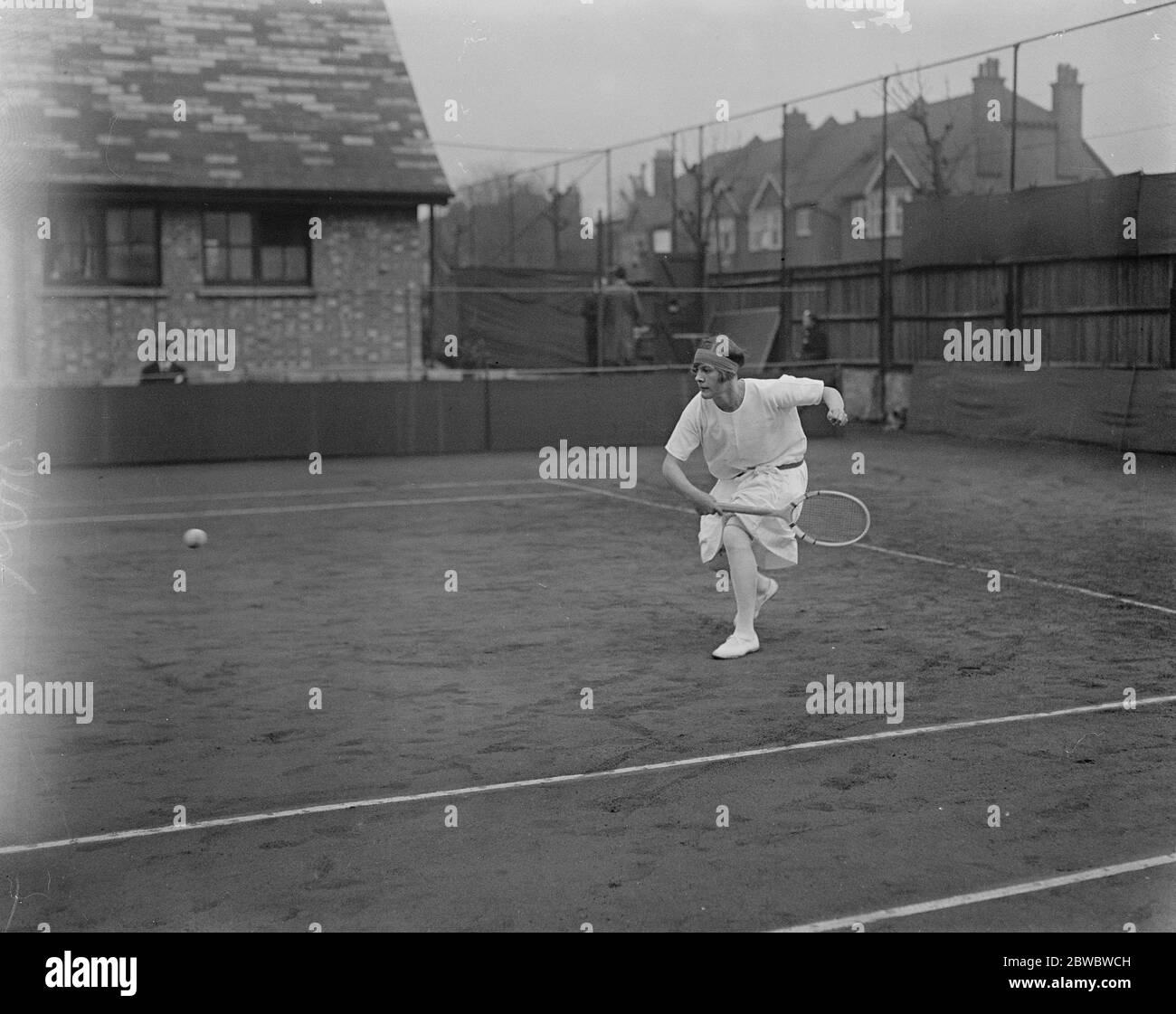 Torneo di tennis sul prato del Parco Magdalen. Miss Joan Fry in gioco nelle donne single . 7 aprile 1925 Foto Stock