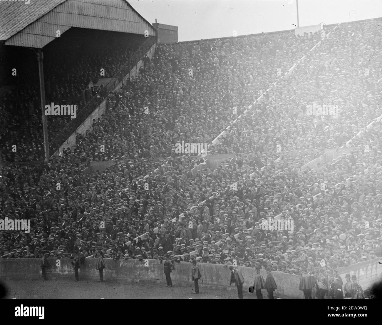 La finale della coppa inglese a Wembley Newcastle United sconfigge Aston Villa , parte della folla 26 aprile 1924 Foto Stock
