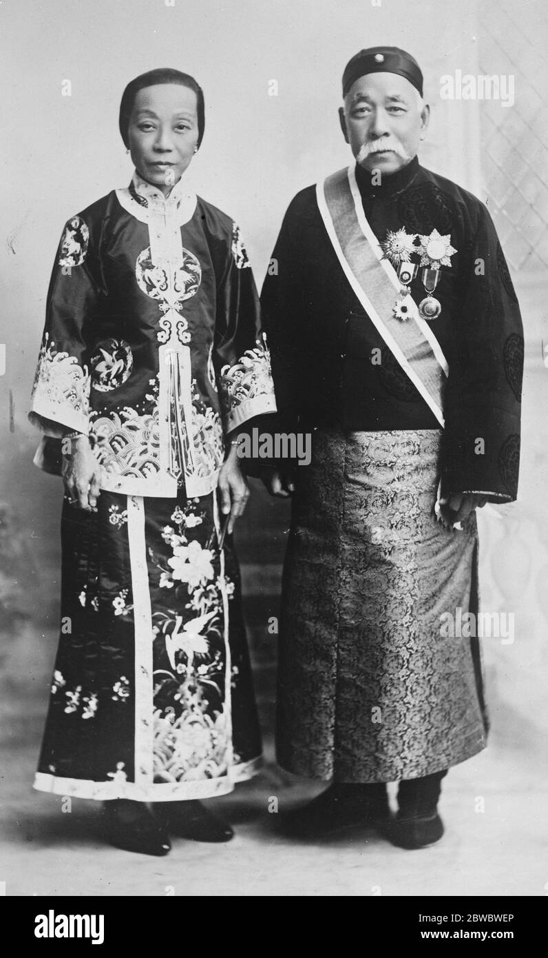 Investitura del principe Giorgio . Sir Shou Son Chow , che è stato recentemente investito dal principe ereditario George a Hong Kong con le insegne di un batchelor di cavaliere . Con lui è Lady Chow . 26 aprile 1926 Foto Stock