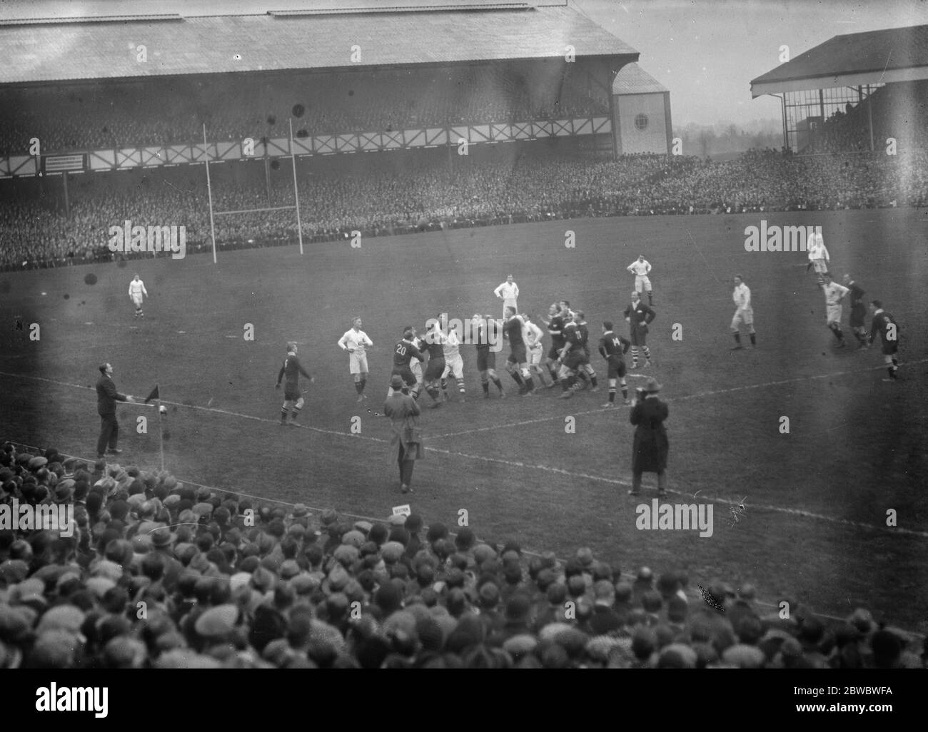 La Nuova Zelanda sconfigge l'Inghilterra in una partita di rugby a Twickenham. Una vista generale che mostra il gioco in corso . 3 gennaio 1925 Foto Stock