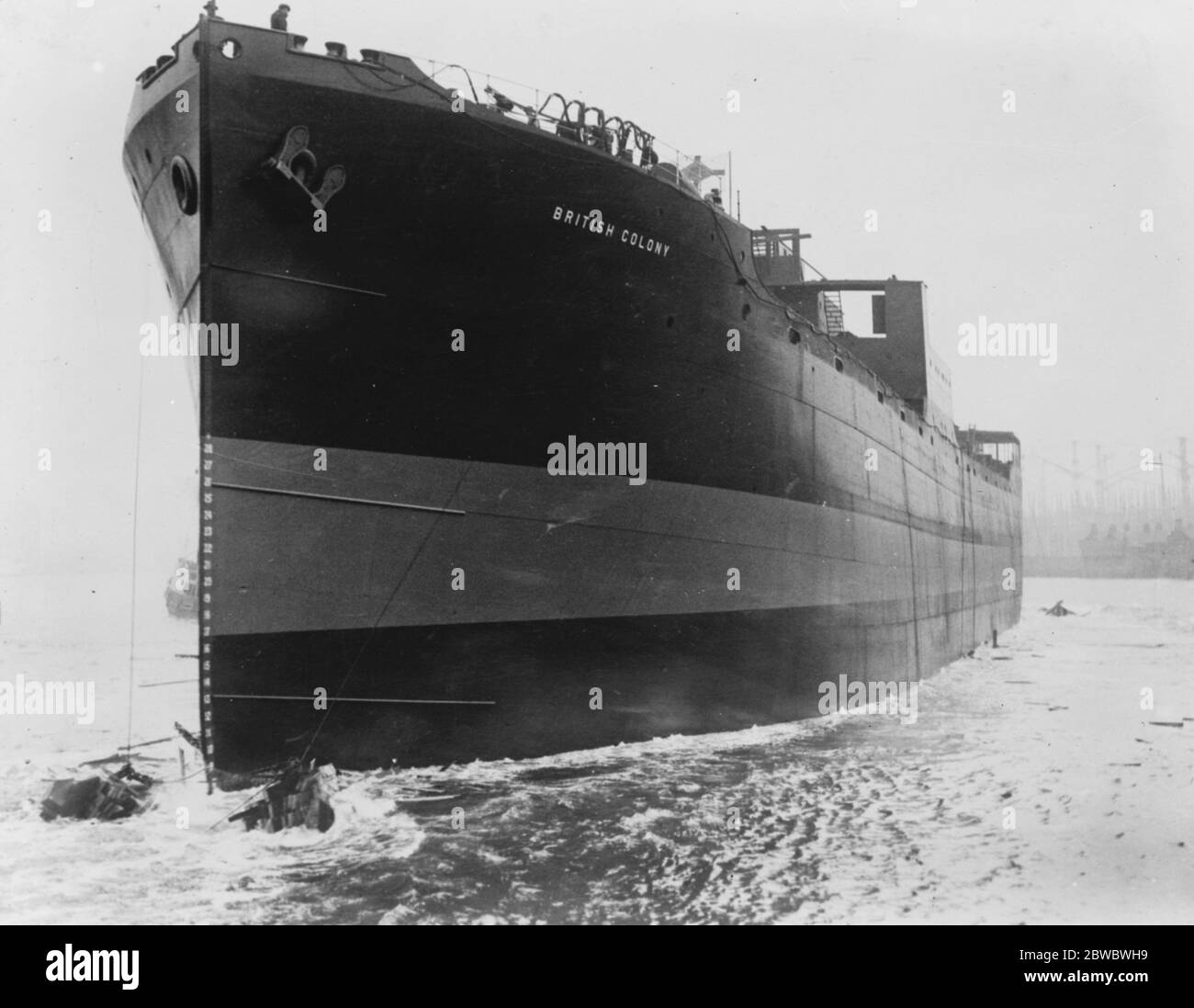 La sig.ra Amery Lauches New Steamer, British Colony, a Newcastle on Tyne. La nave, che può trasportare oltre 10,000 tonnellate, dopo il lancio. 5 aprile 1927 Foto Stock