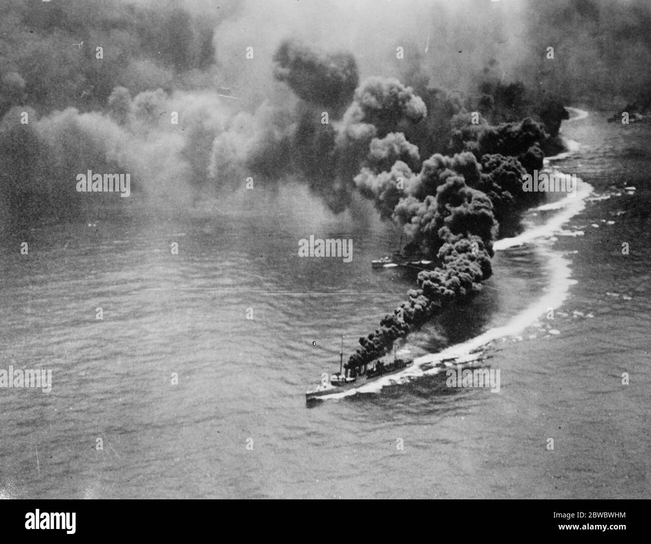 Nuovo filtro fumi . US Battleship fuori San Pedro vapore via dalla costa e gettare un fumo schermo in nuovi test di fumo schermo di produzione di combustibili . 11 dicembre 1926 Foto Stock