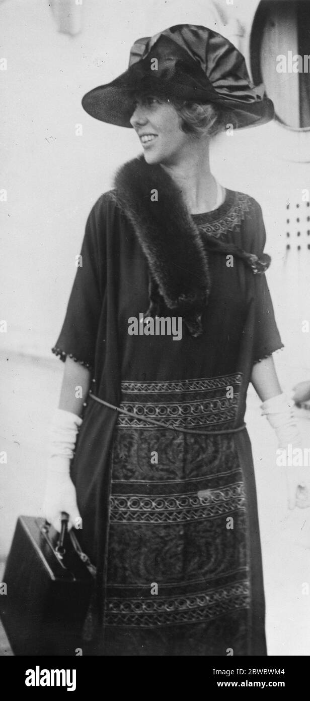 Tour di rovina sociale della Regina o della Romania . Si afferma che il bickering sociale sta cominciando a nube il tour americano della Regina Maria di Romania . Si dice che gli Harriman e i Vanderbilts resentano alla scelta della sig.ra Vincent Astor come Royal Chaperone a New York. Sig.ra Vincent Astor . 23 ottobre 1926 Foto Stock