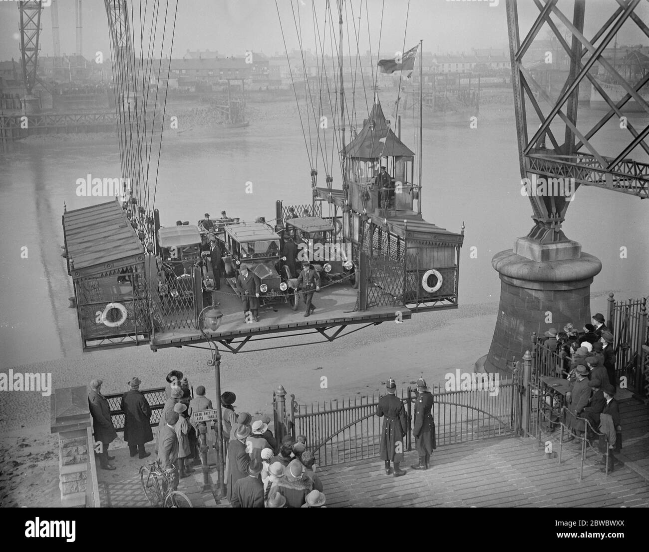 Duca di York a Newport . Prima di andare a visitare il Rugby International a Cardiff , il Duca di York visitò Newport dove ricevette un benvenuto civico . HRH e festa che attraversa il fiume Usk sul ponte dei trasporti. 8 marzo 1924 Foto Stock